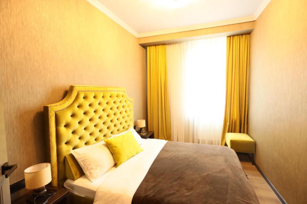 Apartments Lux In City Center Lviv Eksteriør billede