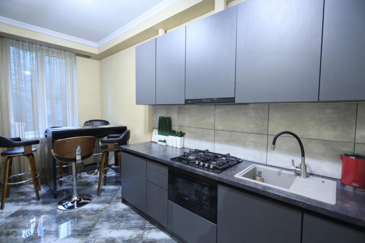 Apartments Lux In City Center Lviv Eksteriør billede