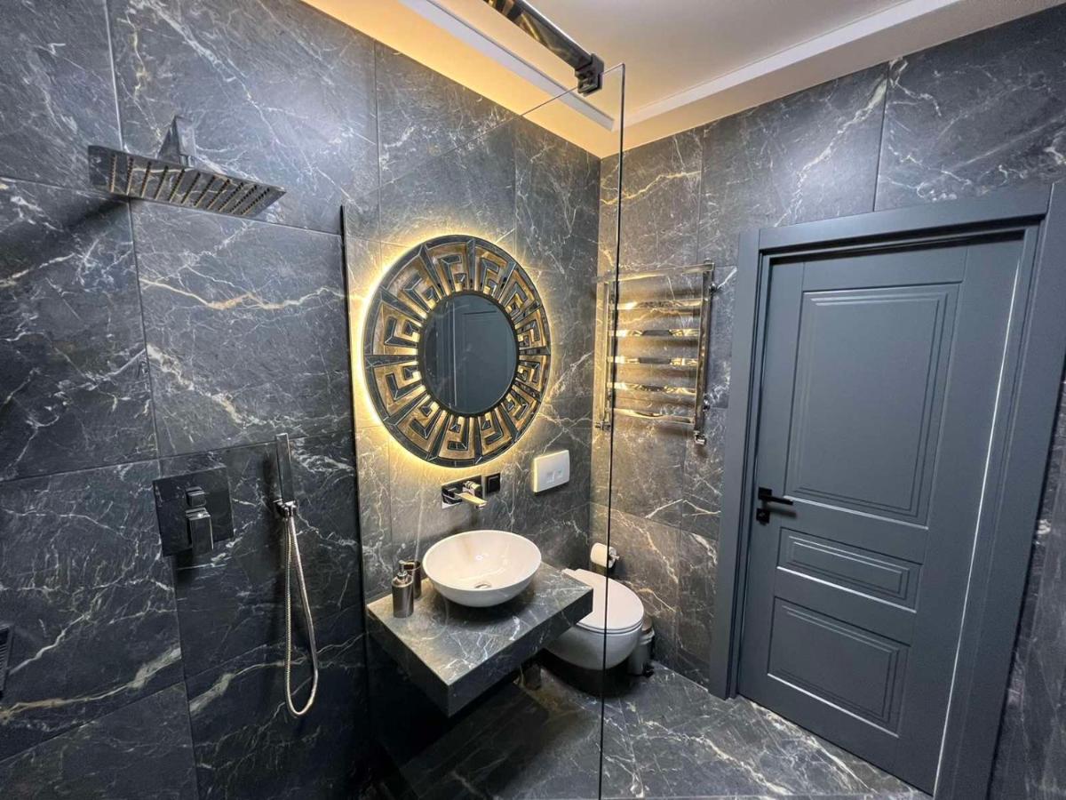 Apartments Lux In City Center Lviv Eksteriør billede